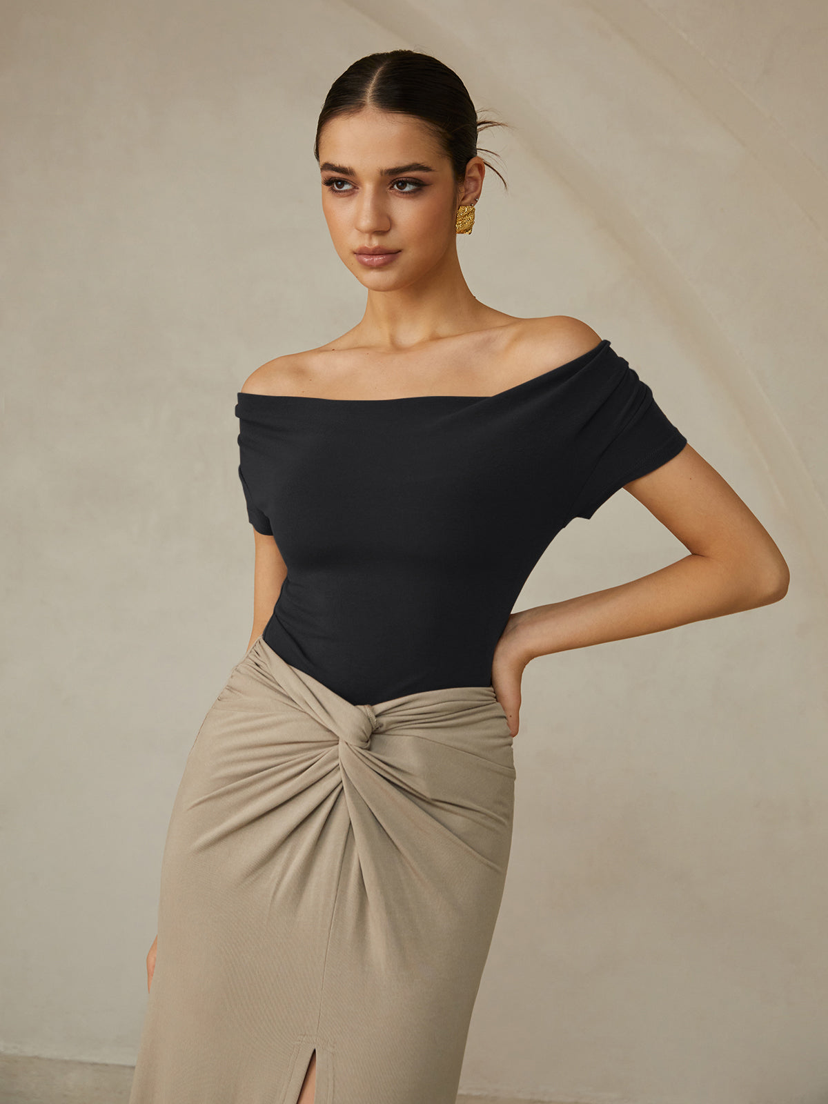 Off-Shoulder Pleated Bluz